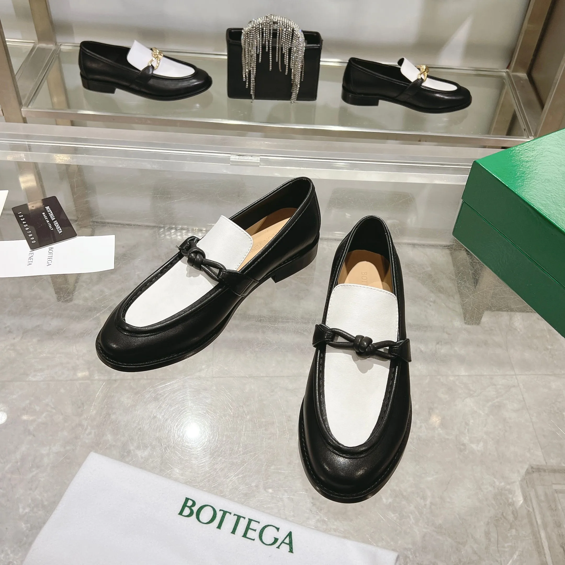 [BV] Top P: 820💰 Couple size: female 35-39 (female 40 custom-made) male 39-44 (38.45 non-refundable) Bottega Veneta 2025 counter synchronization style! Small round toe loafers! Imported leather outsole! High-grade cashmere! Solid color Niuli! Original board developed leather buckle